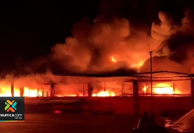 Enorme incendio destruye fábrica de plástico en El Coyol