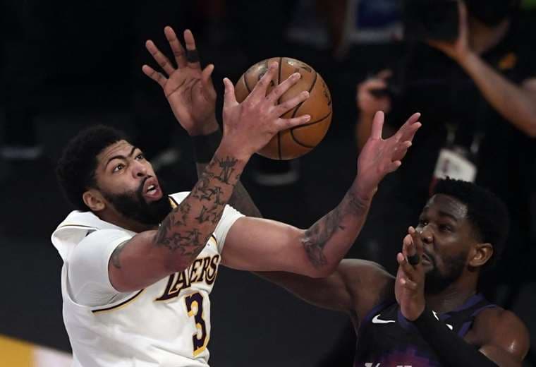 Anthony Davis reanima a los Lakers con una exhibición frente a Spurs