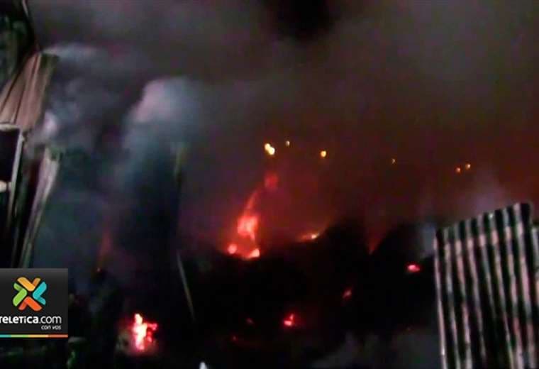 Incendio dejó a 15 personas sin casa en Cartago