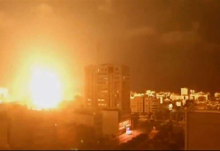 Israel intensifica bombardeos en Gaza y aumentan disturbios en ciudades judeo-árabes