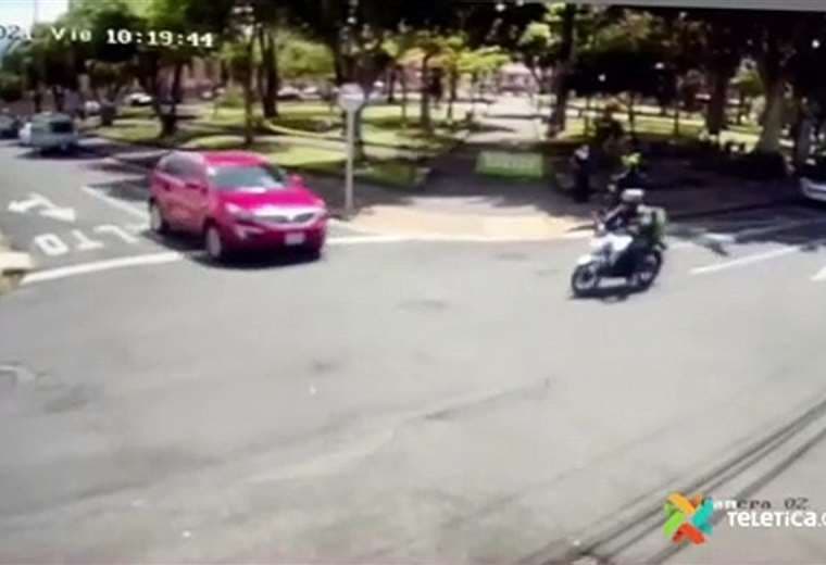 Video: motociclista sale volando tras ser atropellado por carro
