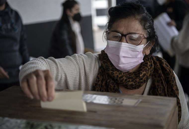Chile inicia segunda jornada de histórica elección para cambiar su eje social