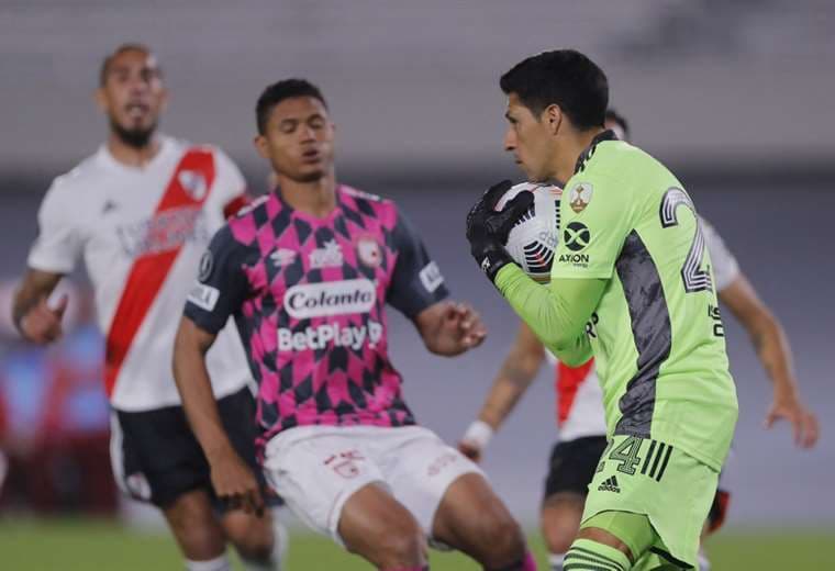 Un heroico River con Enzo Pérez en el arco gana 2-1 a Santa Fe en Libertadores