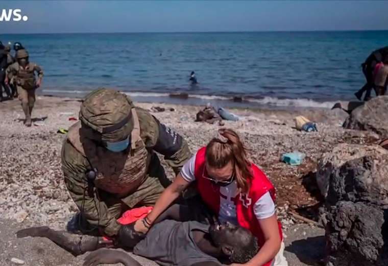 El mar deja poco a poco en tierra los cuerpos de migrantes fallecidos