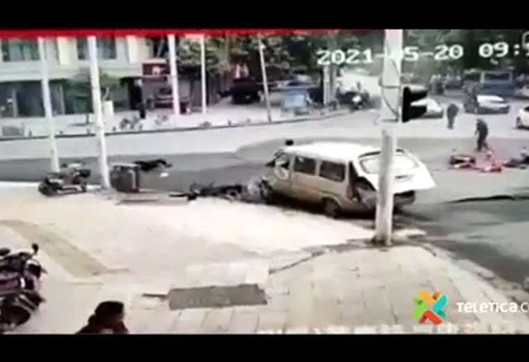 Video: cuatro heridos y una calle destruida tras explosión de tubería de gas 