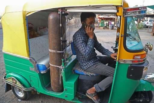 Conductor de tuk-tuk en India convierte su vehículo en ambulancia para pobres