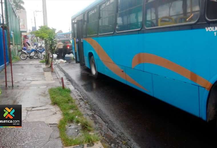 Peatón muere atropellado por autobús en San José