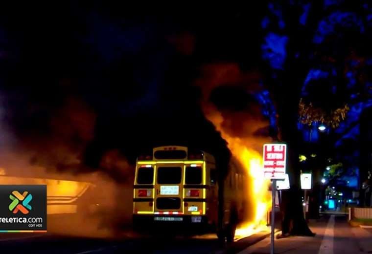 Video: bus de Pavas se incendia cuando transportaba a 40 personas