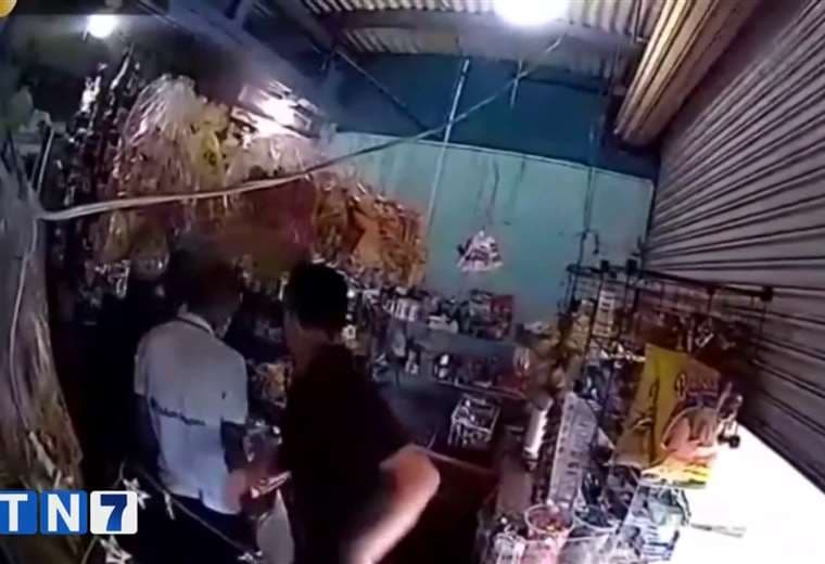 Video: Supuestos narcos intimidan a comerciantes para apropiarse de locales