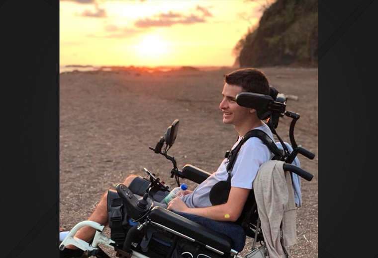 Joven cuadripléjico necesita de su ayuda para cambiar silla de ruedas
