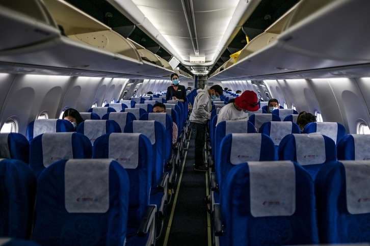 Cancelan más de 2.500 vuelos en EE. UU. por Ómicron y mal clima