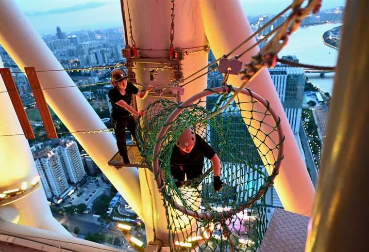 Escalar una torre de 57 pisos en China, atracción para turistas en busca de adrenalina