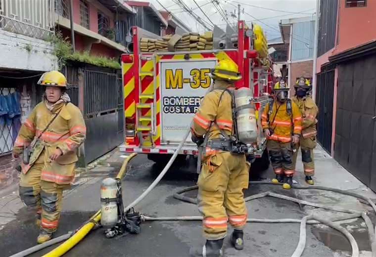 Bomberos encuentran mujer fallecida tras controlar incendio en Pavas