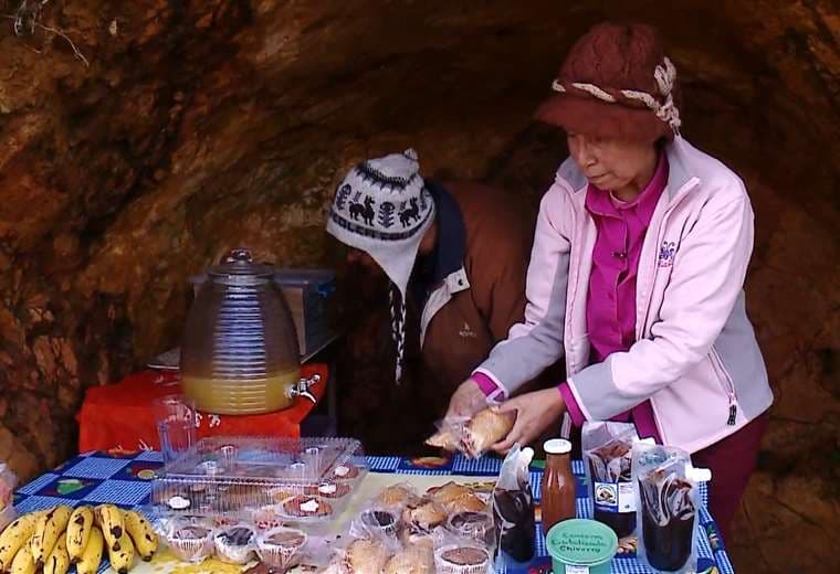 Julia vende repostería en una gruta en la montaña  