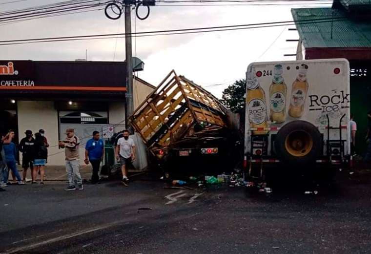 Tres muertos tras aparatoso choque entre camiones en Cartago