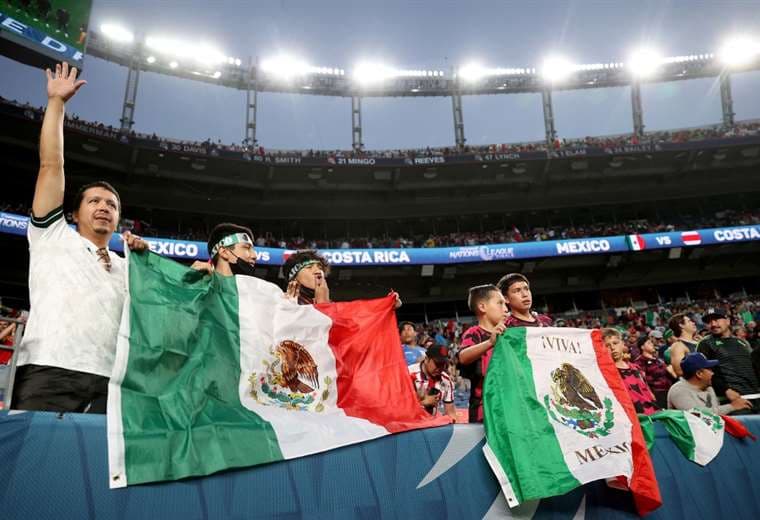 FIFA reduce sanción a México por gritos homofóbicos de hinchas