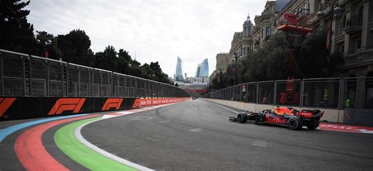 Sergio Pérez reina en el caos del Gran Premio de Azerbaiyán