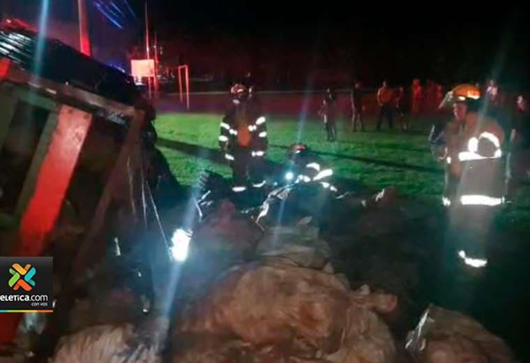 Camión cargado de yuca vuelca y 14 personas resultan heridas en San Carlos