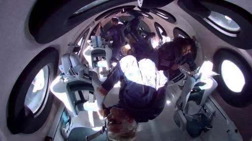 Millonario Richard Branson aterriza en su nave de Virgin Galactic tras viaje al espacio