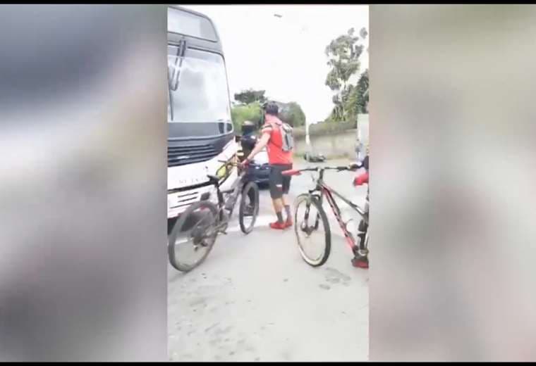Ciclistas reclaman a chofer de bus por supuesto intento de atropello