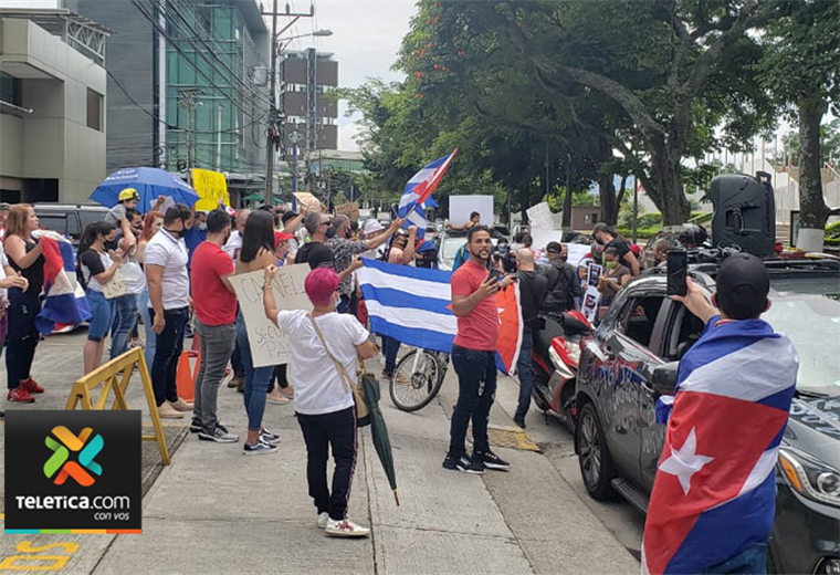 Cubanos en Costa Rica también protestan: "Estamos apoyando para que la dictadura caiga"