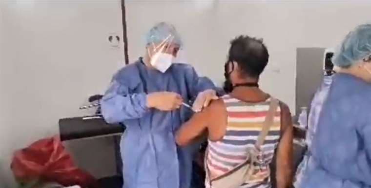 400 habitantes de la calle reciben vacuna contra el COVID-19