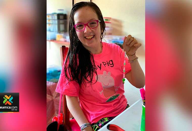 Joven con parálisis cerebral vende pulseras para viajar a Disney