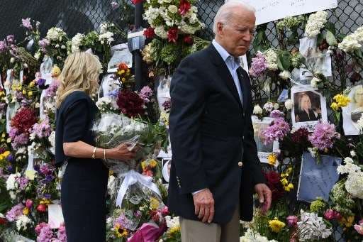 En Florida, Biden consuela a familias y destaca la unidad nacional