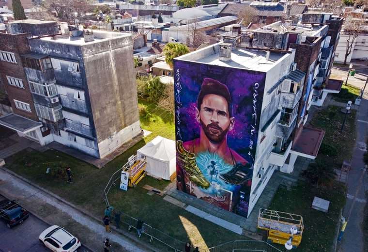 Mural gigante celebra al Messi "de otra galaxia" en su Rosario natal