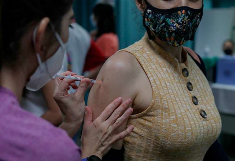 Áreas de Salud de Pavas y Desamparados 2 vacunan a mayores de 18 años