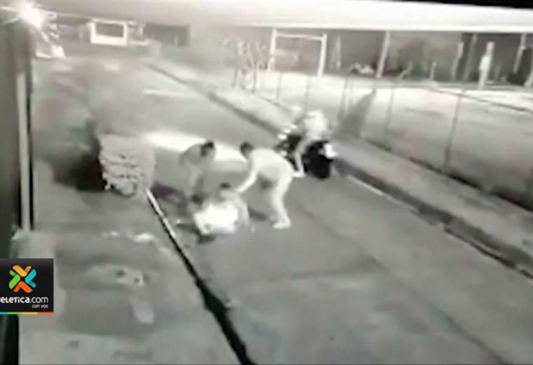 Video: hombres le propinan dos disparos a repartidor de comida para asaltarlo
