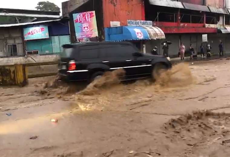 Fuertes lluvias convierten las calles de Turrialba en "ríos"