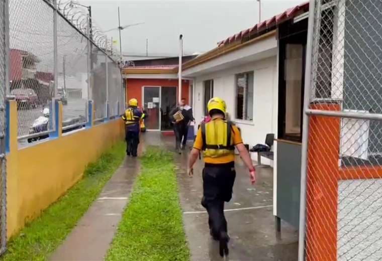 Evacúan oficinas del PANI y un taller en Turrialba por riesgo de deslizamiento
