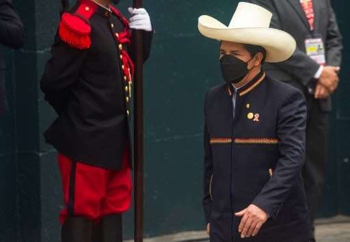 Presidente de Perú confirma renuncia de todo su gabinete