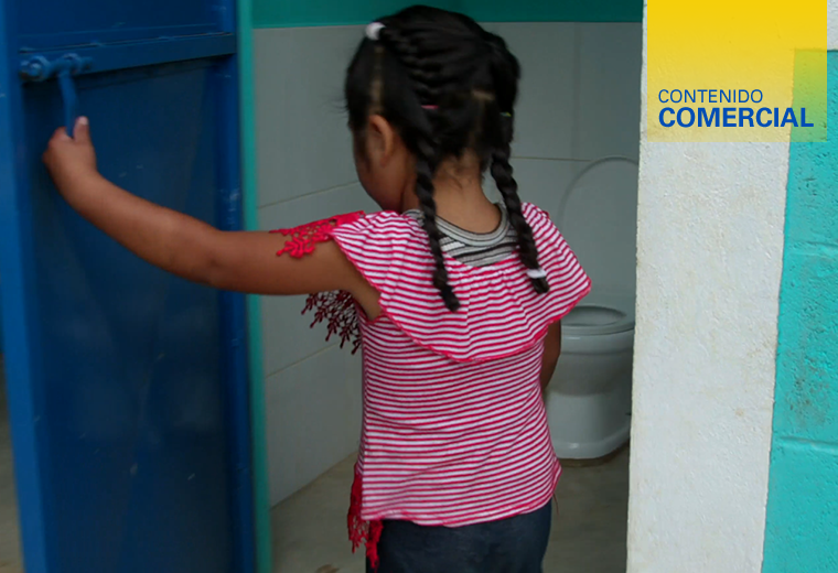 Scott beneficiará a cientos de costarricenses con su iniciativa "Baños Cambian Vidas"