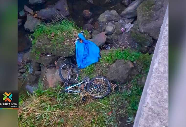Ciclista muere al caer a río en Cocles, Limón