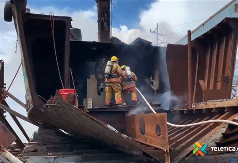Barco camaronero se incendió mientras era reparado en Puntarenas