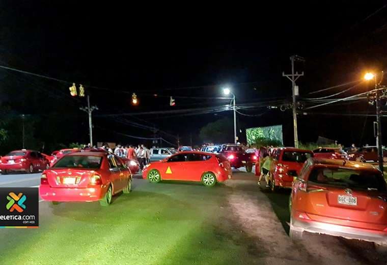 Taxistas bloquean paso en Paso Canoas en protesta contra Migración