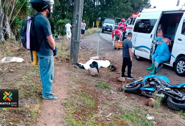 Motociclista muere tras chocar contra poste