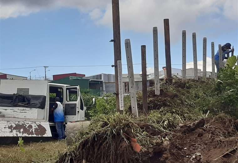 Municipalidad de Coronado mueve tierra y hace zanjas para alejar a precaristas de finca