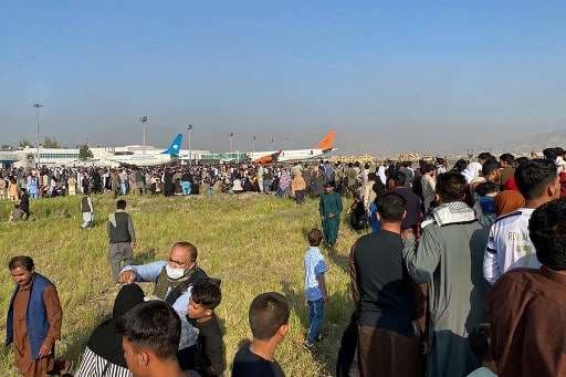 Diplomáticos y otros extranjeros esperan evacuación en aeropuerto de Kabul