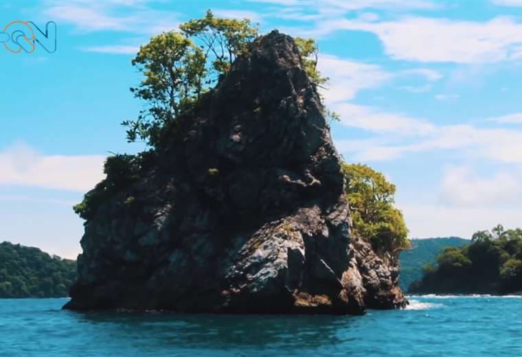 Isla protege piedra gigante con forma de tortuga
