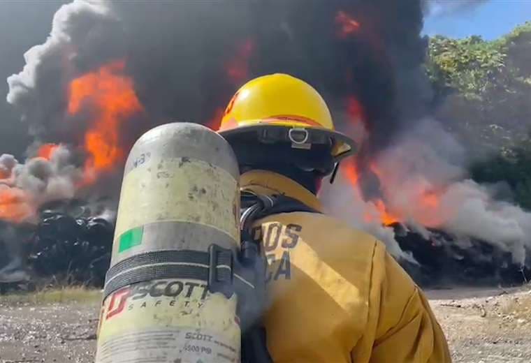 Logran controlar incendio en depósito de llantas en Patarrá 