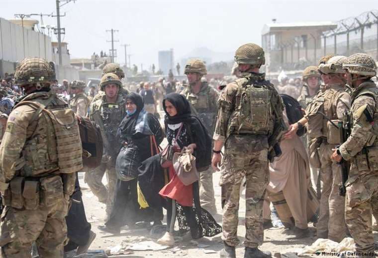 Talibanes culpan a Estados Unidos por caos en aeropuerto de Kabul