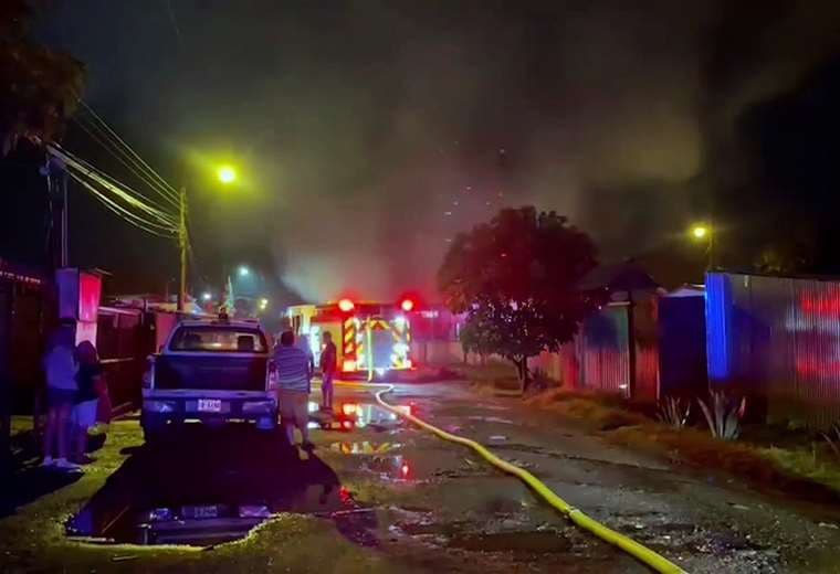 Cuatro casas fueron consumidas por las llamas en Alajuela