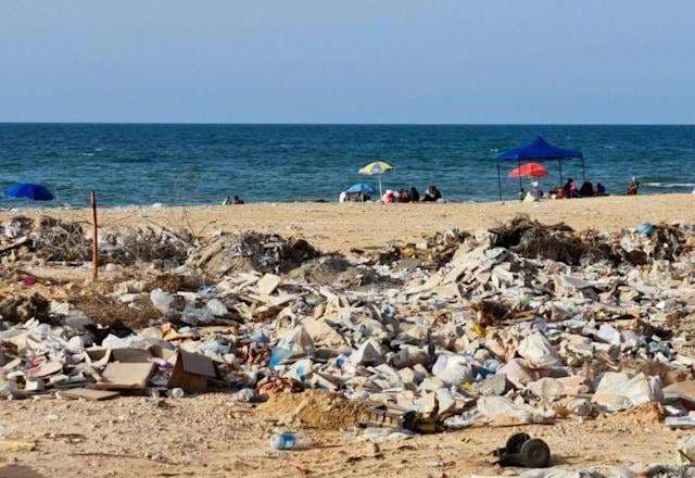 Contaminación obliga a cerrar numerosas playas libias