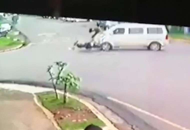 Video: motociclista a toda velocidad ignora alto y se estrella contra carro