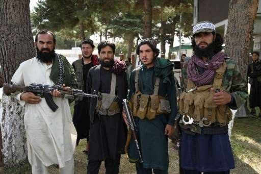 Talibanes afganos ordenan a comerciantes decapitar a maniquíes de sus tiendas