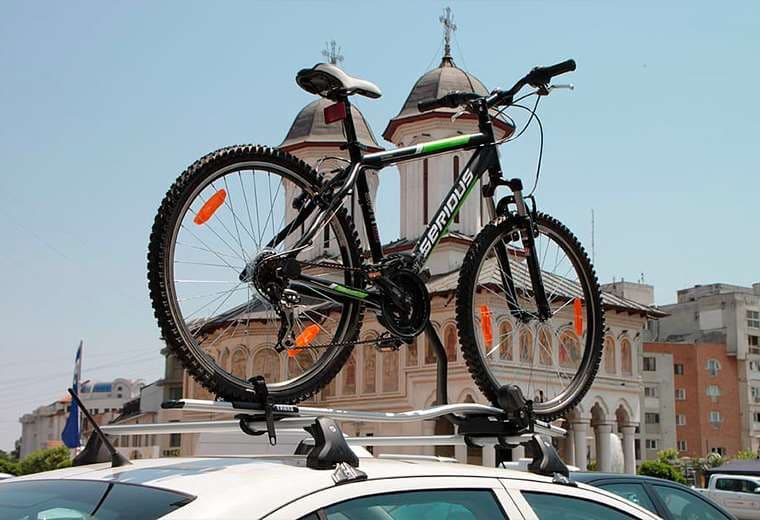 ¿Permite la Ley de Tránsito llevar bicicletas en el techo del carro?