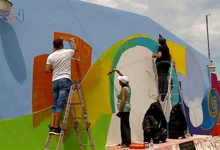 Artistas regalaron color y alegría a adultos mayores